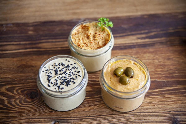 Hummus erinevates maitsevariantides