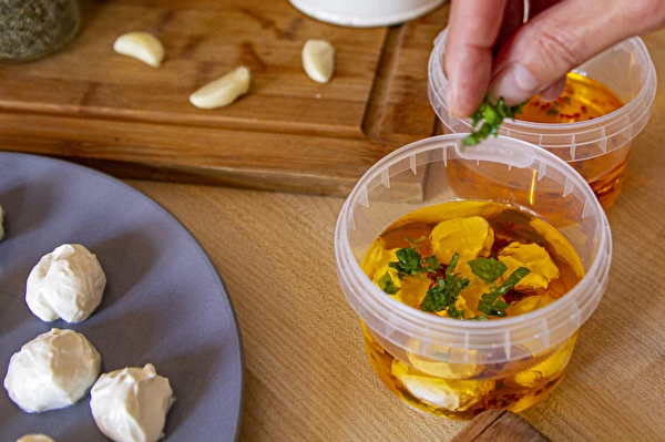 Jogurtipallikesed oliiviõlis maitseainetega