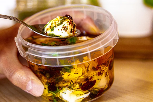 Jogurtipallikesed oliiviõlis maitseainetega