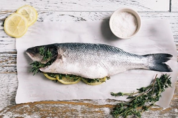 Kodune suitsutatud forell tillises soolvees