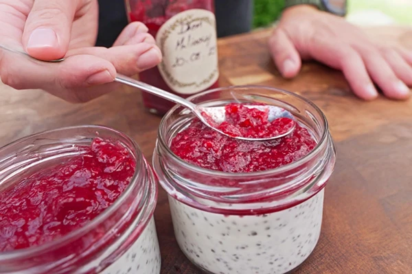 Kookose chia-puding vaarikamoosiga