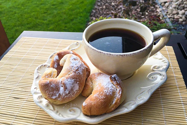 Pärmitaignast sarvesaiad moosiga