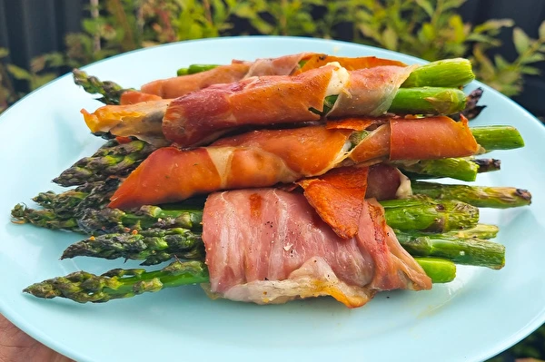 Rohelised sparglid Parma singis gaasigrillil