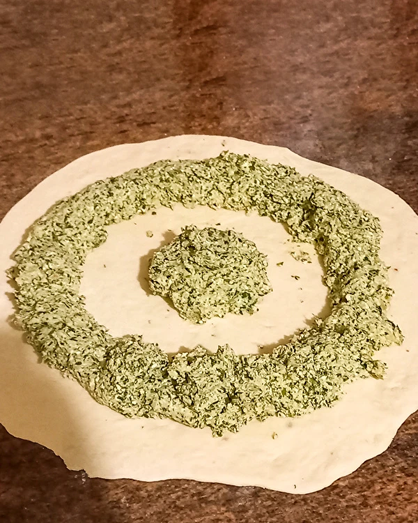 Spinatiga pärmitaignatäht