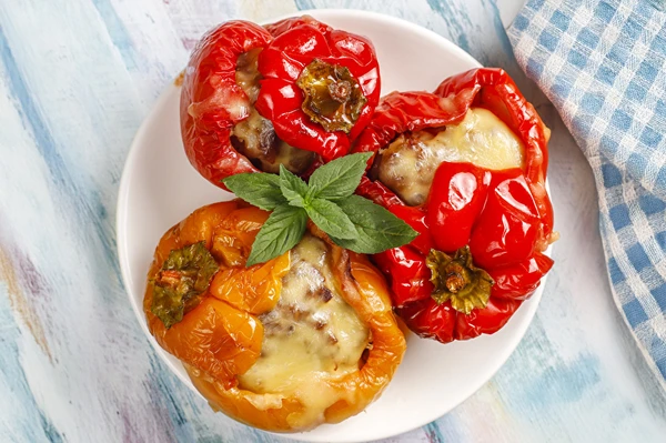 Täidetud paprikad gaasigrillil