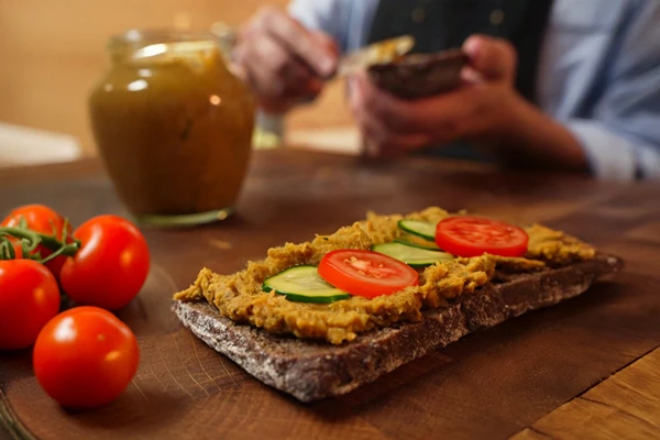 Taimne pasteet läätsedest ja kõrvitsast, valmistatud sinkikeetjas