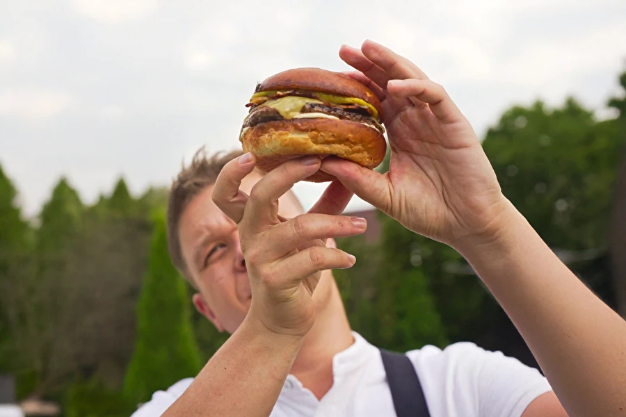 Burger banaaniketšupi, peekoni ja viskimajoneesiga