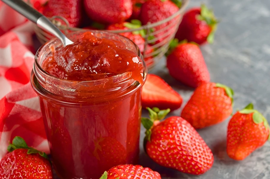 Kodune maasikamoos vähendatud suhkrusisaldusega