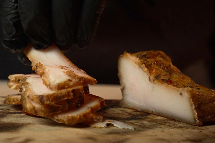 Suitsutatud seapekk ürtidega